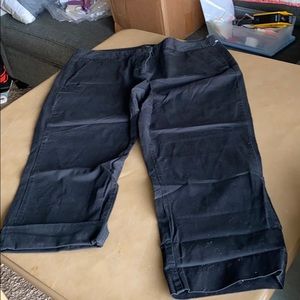 3/$15 Sale - Daisy Fuentes Black Capri’s-Size 16